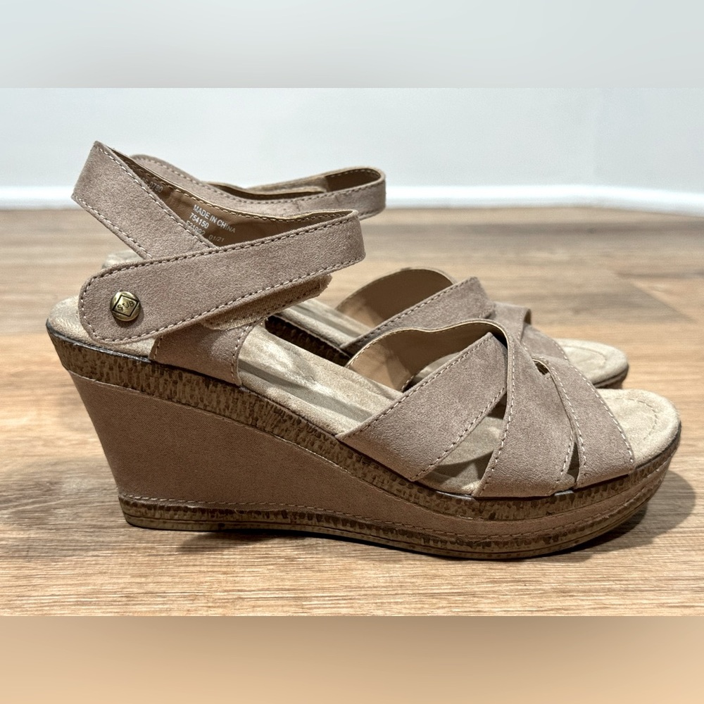 NEW St Johns Bay Balama Nude Wedge Sandal with Memory Foam Size 7